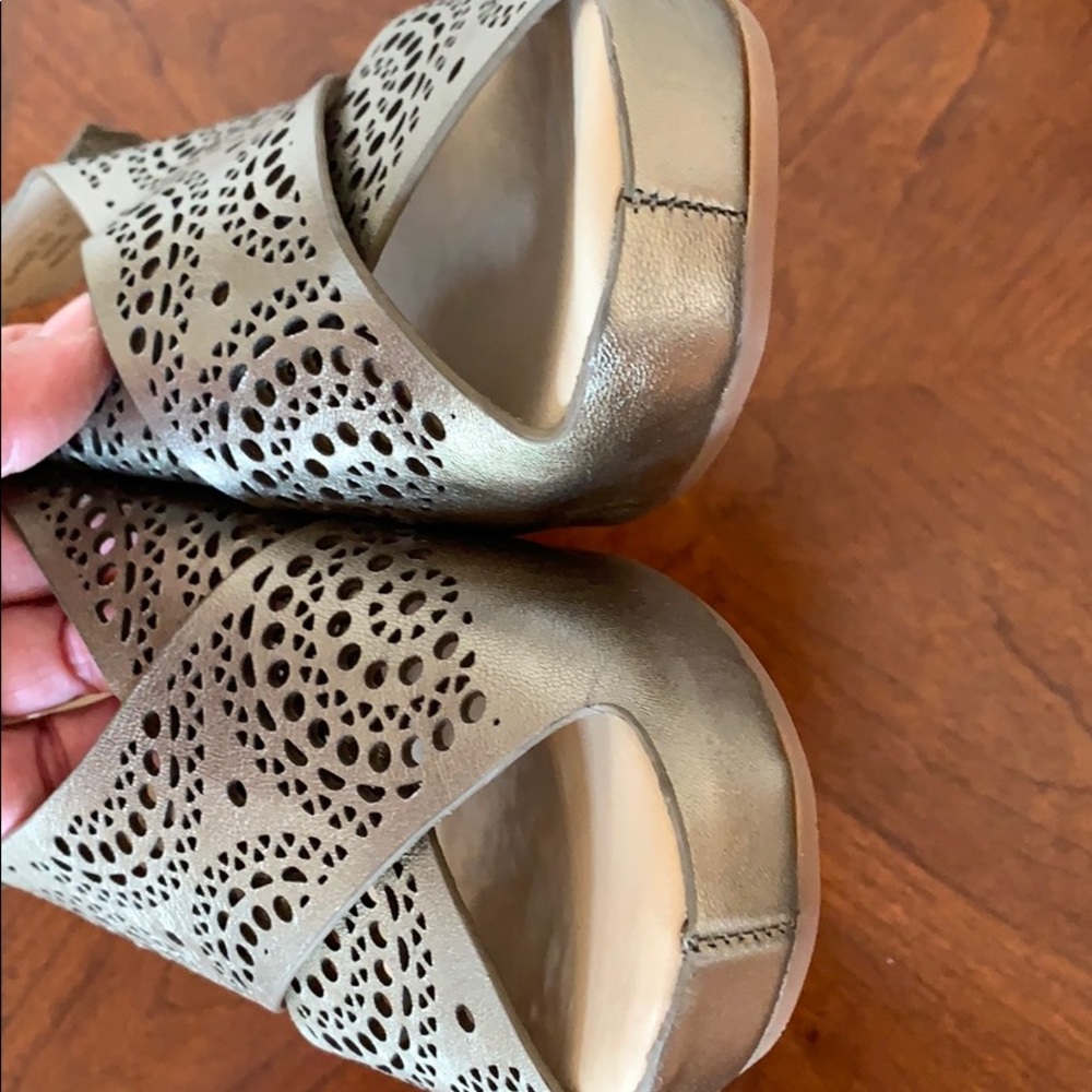 Johnston & Murphy "Tori" Wedge sandals Gold laser-cut leather Size 8 Open Toe - Picture 6 of 7